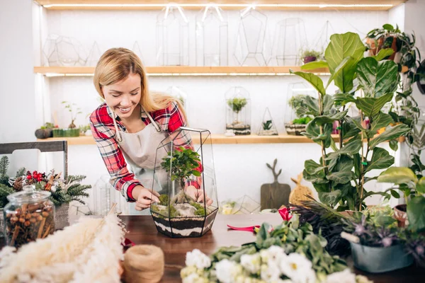 Floristería señora en su propia tienda de flores cuidando de las flores — Foto de Stock