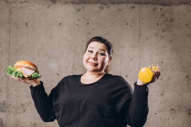 Sağlıksız yiyeceklerle yapılan bir spor. Fast food ile aktif yaşamın kombinasyonu