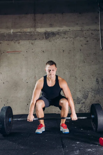 Sportif fort se prépare à soulever le poids — Photo