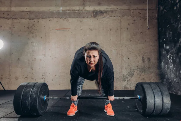 Graisse en colère femme bodybuilder apprendre à soulever la barre — Photo