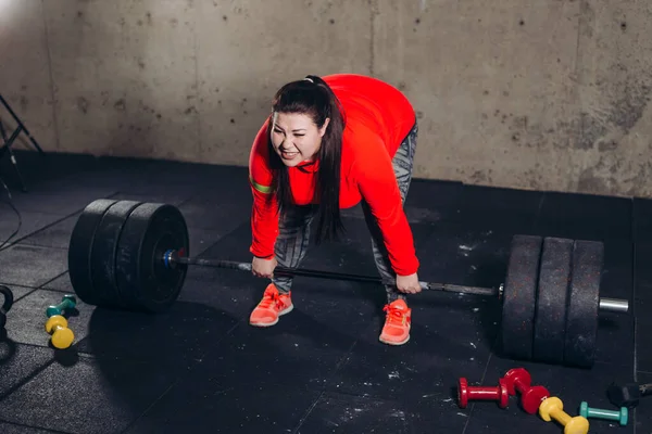 Mollige Frau versucht, Rekord im Bodybuilding zu brechen. Gefährliche Frau — Stockfoto