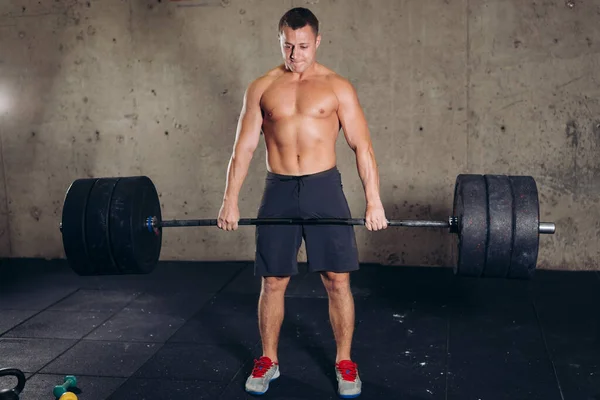 Nu para a cintura forte atleta quebrando recorde em musculação — Fotografia de Stock