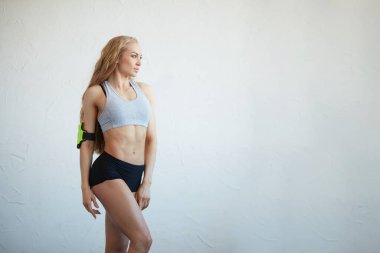 Mükemmel vücudu olan, kameraya poz veren hırslı, harika bir model.