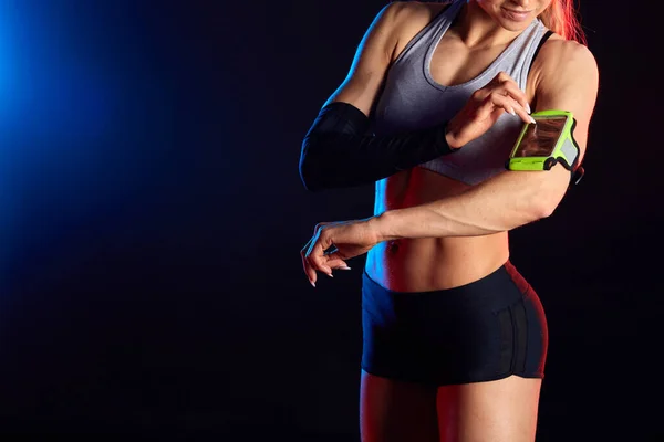 Joven deportista guapa controlando su velocidad de carrera —  Fotos de Stock