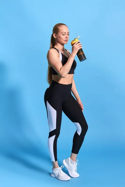 Sportowy młoda piękna chłodna kobieta picia wody po treningu — Zdjęcie stockowe