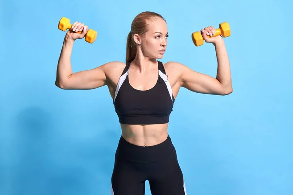 Starkes muskulöses blondes Mädchen bereitet sich auf einen Wettbewerb vor — Stockfoto