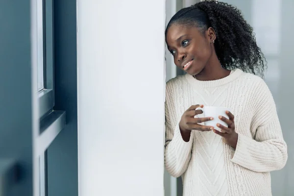 Šťastný příjemný dobře vypadající afro dítě při pohledu na okno — Stock fotografie