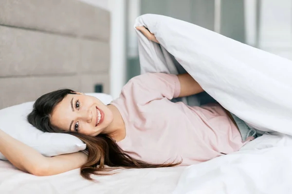 Fröhliches Mädchen geht ins Bett — Stockfoto