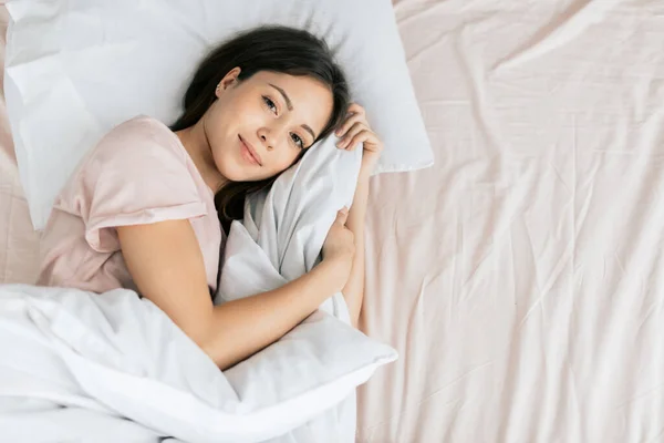 Liefdevol meisje voor het slapen gaan. foto bovenaanzicht — Stockfoto