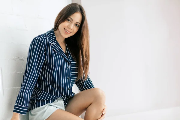 Mulher feliz em casula roupas sentado em casa — Fotografia de Stock