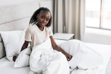 Güzel kız uyandıktan sonra kameraya bakıyor.