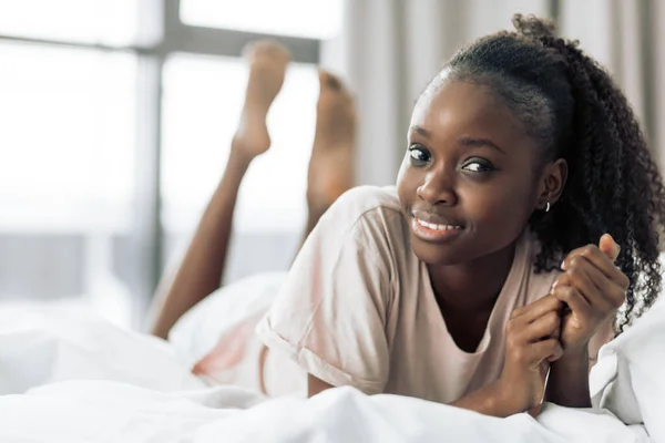 Mooie prachtige vrouw wakker in bed — Stockfoto