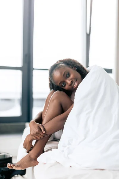 Šťastná sexy okouzlující žena sedí na posteli — Stock fotografie