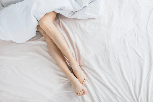 ベッドの中のセクシーな足 . — ストック写真