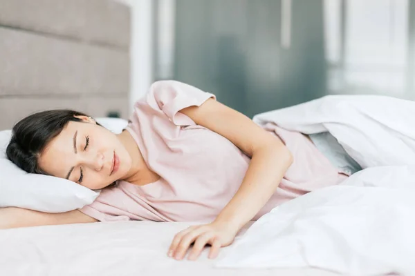 Good looking girl sleeping in the bed — Stock Photo, Image