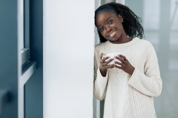 Šťastný okouzlující Afro dívka pije čaj — Stock fotografie