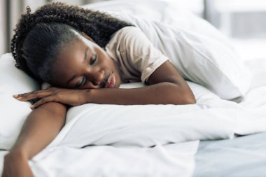 Yatak odasında poz veren seksi, sağlıklı tenli bir kız.