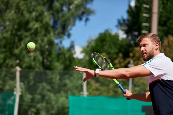 Jugador de tenis jugando al tenis y esperando el servicio en la pista de tenis al aire libre —  Fotos de Stock