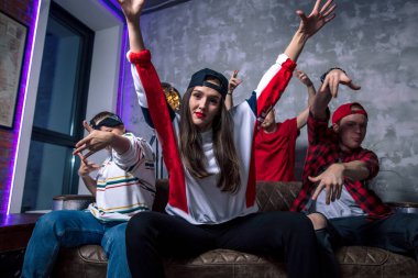 Bir grup havalı adam odada takılıyor..