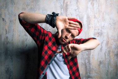 Topluma meydan okumak. Küstah, havalı adam içeride gösteri yapıyor.