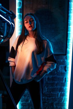 Cebinde elleri olan ciddi bir gemici kadın kötü bir ruh hali içinde.