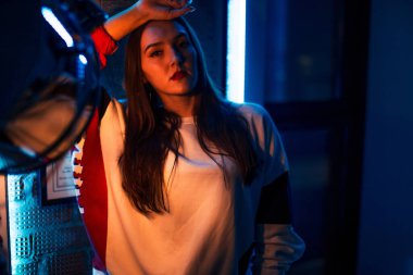 Moda spor giyim mankeni fotoğraf çekiminden sonra yoruldu.