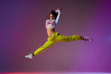 Genç dansçı sıçrıyor