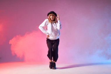 Funk dansçısı dans ediyor.