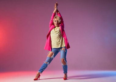 Modern dansçı sahnede oynuyor.