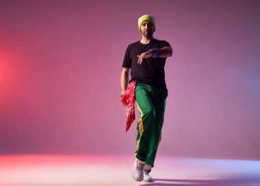 Sportif hiphopper sahnede oynuyor.