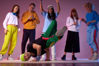 Profesyonel takım, hip hop dansı.