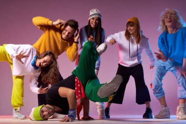 Bir grup dansçı dans festivalinde