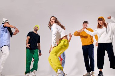 Hip hop 'çılar dans pistinde eğleniyor.