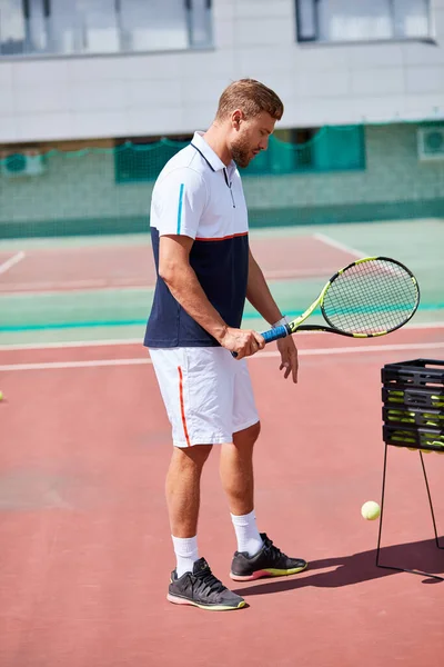 Professioneller männlicher Trainer bringt Kindern das Tennisspielen auf dem Außenplatz bei — Stockfoto