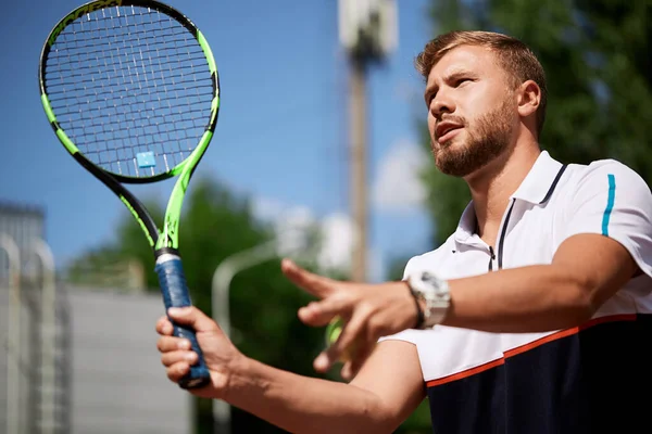 Tenisçi tenis oynuyor ve açık tenis kortunda servis bekliyor. — Stok fotoğraf