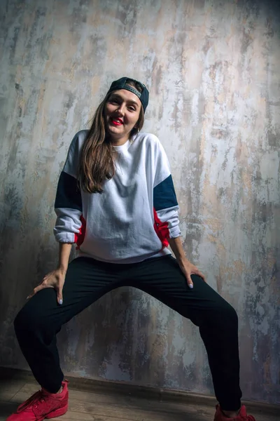 Felice bella ragazza adolescente ballare hip-hop — Foto Stock