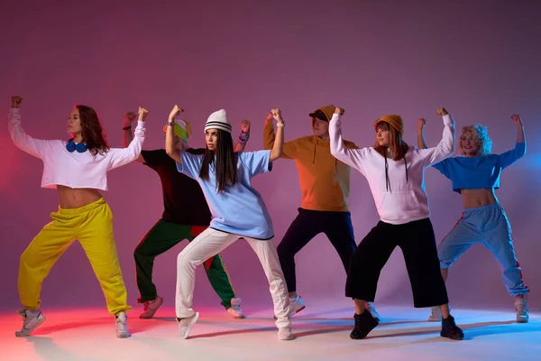 Groupe de danseurs énergiques sur scène — Photo