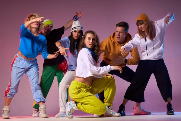 Grupo de jóvenes bailarines de hip-hop en el estudio — Foto de Stock