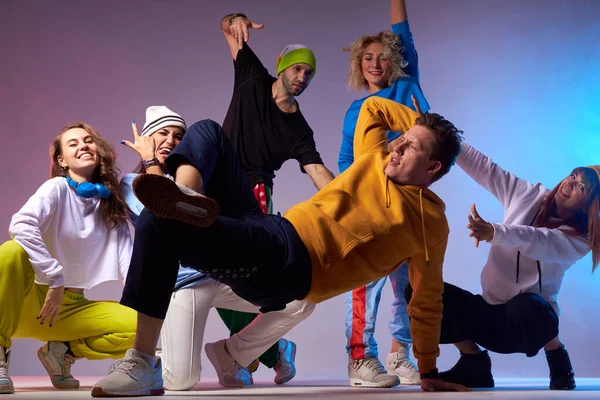 Groupe actif de danseurs dans la salle de danse — Photo