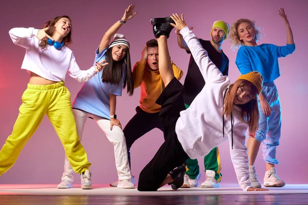 Grupo de jóvenes bailarines de hip-hop en el estudio — Foto de Stock