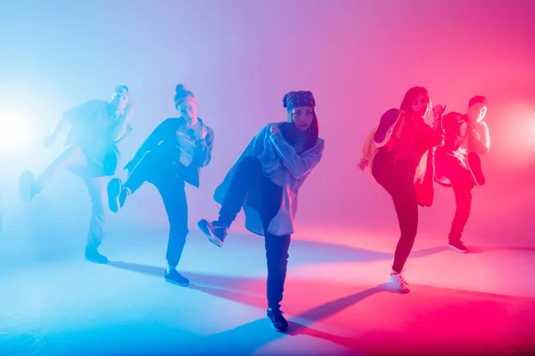 Grupo de jóvenes de seis personas adultas practican el baile sobre fondo colorido —  Fotos de Stock