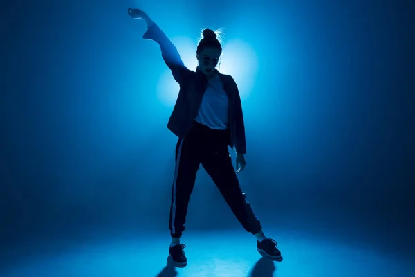 Mujer con estilo bailando solo en la fiesta de hip hop. Gafas de sol, humo, luces de neón. —  Fotos de Stock