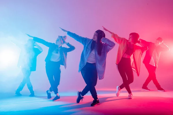 Ung grupp om sex vuxna människor öva dans på färgglada bakgrund — Stockfoto