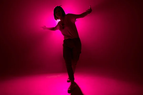 Kırmızı stüdyo arka planında dans eden şık bayan dansçı. — Stok fotoğraf