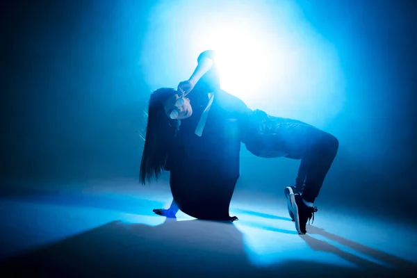 Mujer con estilo bailando solo en la fiesta de hip hop. Gafas de sol, humo, luces de neón. —  Fotos de Stock