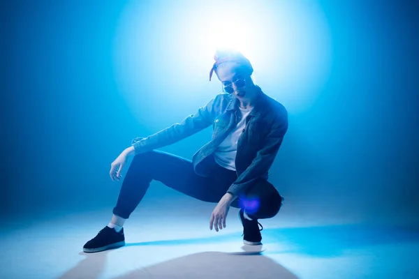 Jovem dançarina de hip-hop realizando solo no palco em luzes de néon azul — Fotografia de Stock