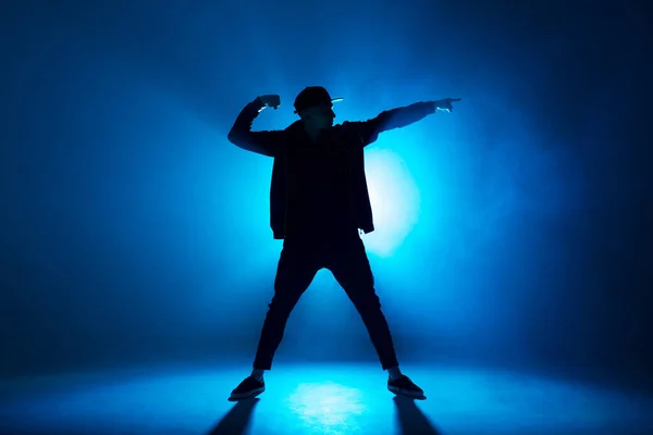 Profesyonel erkek dansçı gece kulübünde duman ve mavi neon ışıklarıyla dans ediyor. — Stok fotoğraf