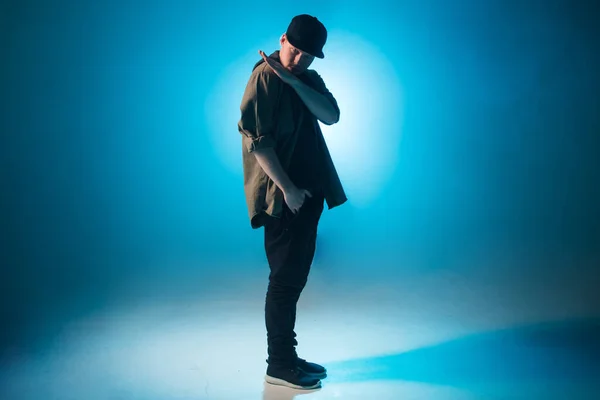 Modern tarz hip-hop dansçısı dansını mavi stüdyo arka planında gösteriyor.. — Stok fotoğraf