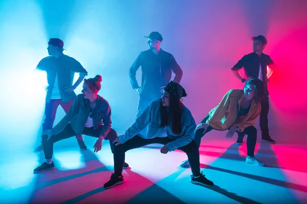 Grupo de diversos jóvenes bailarines de hip-hop en estudio con efectos especiales de iluminación — Foto de Stock