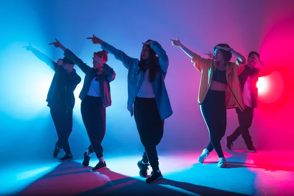 Grupo de jóvenes de seis personas adultas practican el baile sobre fondo colorido —  Fotos de Stock